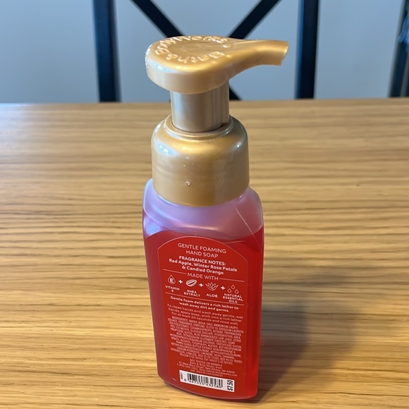 Bath & Body Works Gentle Foaming Hand Soap. Winter Candy Apple. - Picture 2 of 2